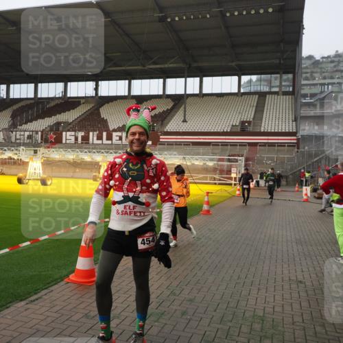 07.12.2025 - St. Pauli X-Mass-Run No. 15 Fabian Wolf http://msf.ph/oto/9388233 07.12.2025 10:19:19 Ziel 3695, 3724, 4115, 4436, 4437, 4438, 4466, 4473, 4475 meine-sportfotos.de