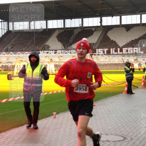 07.12.2025 - St. Pauli X-Mass-Run No. 15 Luisa Fischer http://msf.ph/oto/9388240 07.12.2025 11:50:56 Ziel 3958, 196, 206, 1599, 1602, 1890, 2118, 2203, 2210, 2784, 2785, 2793, 2848, 2872, 2877, 3639, 3697, 3913, 3958, 4184, 4428 meine-sportfotos.de