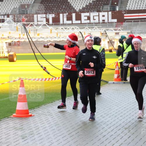 07.12.2025 - St. Pauli X-Mass-Run No. 15 Luisa Fischer http://msf.ph/oto/9388247 07.12.2025 11:50:59 Ziel 1602, 5, 3913, 5, 1599, 196, 206, 1599, 1602, 1890, 2118, 2203, 2210, 2784, 2785, 2793, 2848, 2872, 2877, 3639, 3697, 3913, 3958, 4184, 4428 meine-sportfotos.de