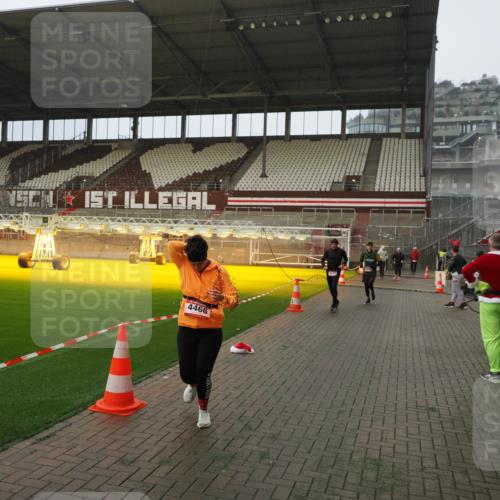 07.12.2025 - St. Pauli X-Mass-Run No. 15 Fabian Wolf http://msf.ph/oto/9388248 07.12.2025 10:19:20 Ziel 3011, 3013, 3695, 4115, 4436, 4437, 4438, 4466, 4473 meine-sportfotos.de