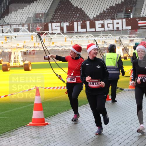 07.12.2025 - St. Pauli X-Mass-Run No. 15 Luisa Fischer http://msf.ph/oto/9388249 07.12.2025 11:50:59 Ziel 1602, 15, 3913, 1150, 196, 206, 1599, 1602, 1890, 2118, 2203, 2210, 2784, 2785, 2793, 2848, 2872, 2877, 3639, 3697, 3913, 3958, 4184, 4428 meine-sportfotos.de