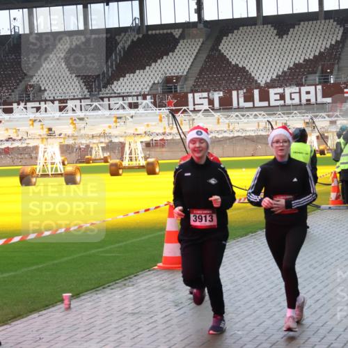 07.12.2025 - St. Pauli X-Mass-Run No. 15 Luisa Fischer http://msf.ph/oto/9388253 07.12.2025 11:51:00 Ziel 3913, 196, 206, 1599, 1602, 1890, 2118, 2203, 2210, 2784, 2785, 2793, 2848, 2872, 2877, 3639, 3697, 3913, 3958, 4184, 4428 meine-sportfotos.de