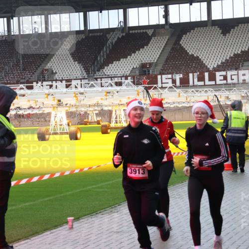 07.12.2025 - St. Pauli X-Mass-Run No. 15 Luisa Fischer http://msf.ph/oto/9388254 07.12.2025 11:51:00 Ziel 3913, 111, 196, 206, 1599, 1602, 1890, 2118, 2203, 2210, 2784, 2785, 2793, 2848, 2872, 2877, 3639, 3697, 3913, 3958, 4184, 4428 meine-sportfotos.de