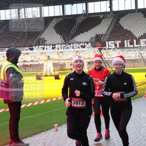 07.12.2025 - St. Pauli X-Mass-Run No. 15 Luisa Fischer http://msf.ph/oto/9388256 07.12.2025 11:51:00 Ziel 3913, 160, 196, 206, 1599, 1602, 1890, 2118, 2203, 2210, 2784, 2785, 2793, 2848, 2872, 2877, 3639, 3697, 3913, 3958, 4184, 4428 meine-sportfotos.de