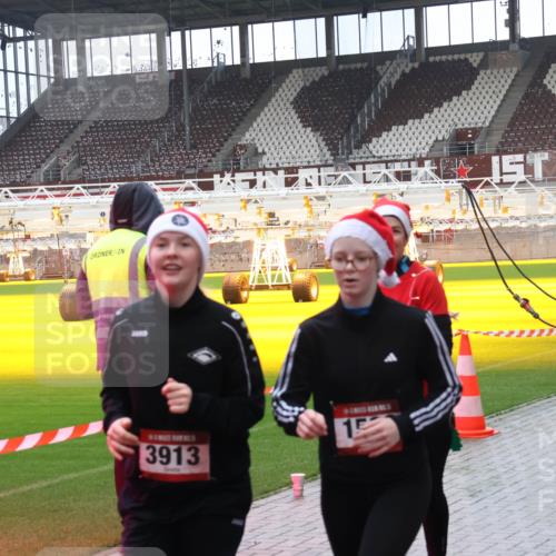 07.12.2025 - St. Pauli X-Mass-Run No. 15 Luisa Fischer http://msf.ph/oto/9388258 07.12.2025 11:51:01 Ziel 3913, 196, 206, 1599, 1602, 1890, 2203, 2210, 2784, 2785, 2793, 2848, 2872, 2877, 3639, 3697, 3913, 3958, 4184, 4428 meine-sportfotos.de