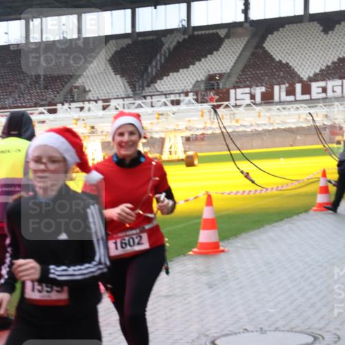 07.12.2025 - St. Pauli X-Mass-Run No. 15 Luisa Fischer http://msf.ph/oto/9388259 07.12.2025 11:51:01 Ziel 1595, 1602, 196, 206, 1599, 1602, 1890, 2203, 2210, 2784, 2785, 2793, 2848, 2872, 2877, 3639, 3697, 3913, 3958, 4184, 4428 meine-sportfotos.de