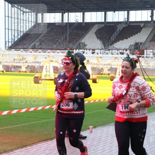 07.12.2025 - St. Pauli X-Mass-Run No. 15 Luisa Fischer http://msf.ph/oto/9388265 07.12.2025 11:51:14 Ziel 15, 206, 15, 196, 196, 206, 995, 996, 1599, 1602, 2547, 2548, 2784, 2785, 2793, 3616, 3618, 3639, 3913, 3958, 4428 meine-sportfotos.de