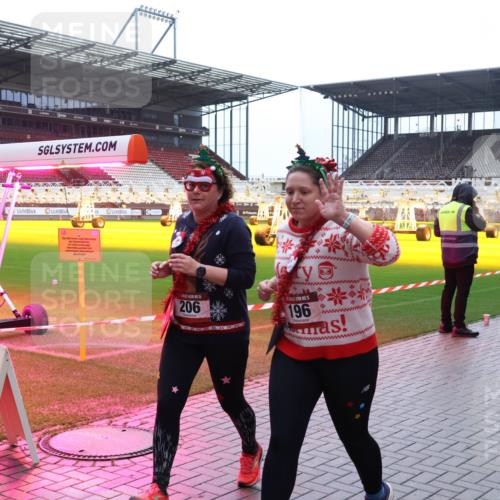 07.12.2025 - St. Pauli X-Mass-Run No. 15 Luisa Fischer http://msf.ph/oto/9388271 07.12.2025 11:51:16 Ziel 206, 196, 196, 206, 995, 996, 1599, 1602, 2547, 2548, 3616, 3618, 3639, 3913, 3958 meine-sportfotos.de