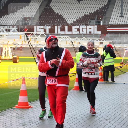 07.12.2025 - St. Pauli X-Mass-Run No. 15 Luisa Fischer http://msf.ph/oto/9388272 07.12.2025 11:51:26 Ziel 15, 3639, 5, 995, 2793, 28, 196, 206, 995, 996, 1599, 1602, 2547, 2548, 2585, 2670, 2672, 3616, 3618, 3639, 3913, 3958, 4609 meine-sportfotos.de