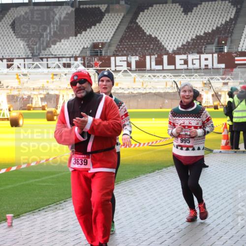07.12.2025 - St. Pauli X-Mass-Run No. 15 Luisa Fischer http://msf.ph/oto/9388275 07.12.2025 11:51:26 Ziel 3639, 995, 000000, 2793, 196, 206, 995, 996, 1599, 1602, 2547, 2548, 2585, 2670, 2672, 3616, 3618, 3639, 3913, 3958, 4609 meine-sportfotos.de