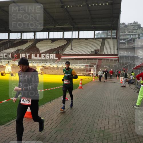 07.12.2025 - St. Pauli X-Mass-Run No. 15 Fabian Wolf http://msf.ph/oto/9388277 07.12.2025 10:19:23 Ziel 3011, 3013, 3695, 4038, 4115, 4466 meine-sportfotos.de