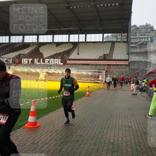 07.12.2025 - St. Pauli X-Mass-Run No. 15 Fabian Wolf http://msf.ph/oto/9388280 07.12.2025 10:19:23 Ziel 3011, 3013, 3695, 4038, 4115, 4466 meine-sportfotos.de