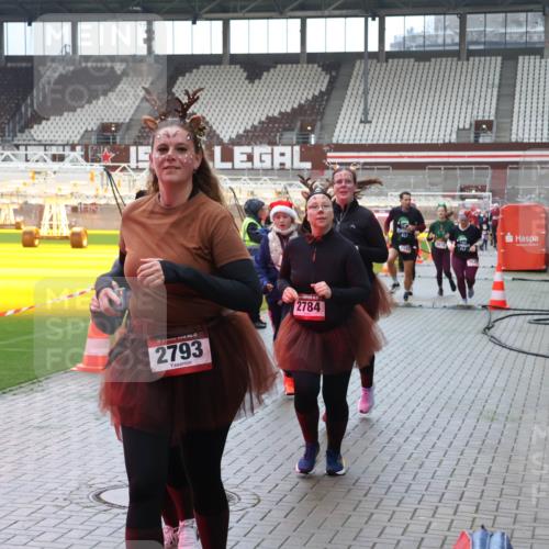 07.12.2025 - St. Pauli X-Mass-Run No. 15 Luisa Fischer http://msf.ph/oto/9388288 07.12.2025 11:51:29 Ziel 2793, 2784, 196, 206, 995, 996, 1599, 1602, 2547, 2548, 2585, 2589, 2670, 2672, 3116, 3616, 3618, 3639, 3913, 3958, 4609 meine-sportfotos.de