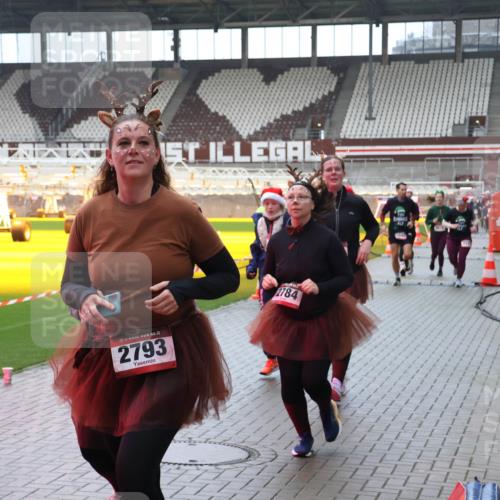 07.12.2025 - St. Pauli X-Mass-Run No. 15 Luisa Fischer http://msf.ph/oto/9388290 07.12.2025 11:51:30 Ziel 2793, 2784, 196, 206, 995, 996, 1599, 1602, 2547, 2548, 2585, 2589, 2670, 2672, 3116, 3616, 3618, 3639, 3913, 3958, 3959, 4609 meine-sportfotos.de