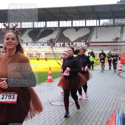 07.12.2025 - St. Pauli X-Mass-Run No. 15 Luisa Fischer http://msf.ph/oto/9388293 07.12.2025 11:51:30 Ziel 2793, 2784, 254, 196, 206, 995, 996, 1599, 1602, 2547, 2548, 2585, 2589, 2670, 2672, 3116, 3616, 3618, 3639, 3913, 3958, 3959, 4609 meine-sportfotos.de