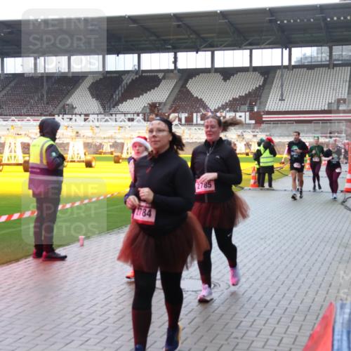 07.12.2025 - St. Pauli X-Mass-Run No. 15 Luisa Fischer http://msf.ph/oto/9388296 07.12.2025 11:51:31 Ziel 2784, 2785, 196, 206, 995, 996, 1599, 1602, 2374, 2547, 2548, 2585, 2589, 2670, 2672, 3116, 3616, 3618, 3639, 3913, 3958, 3959, 4340, 4609 meine-sportfotos.de