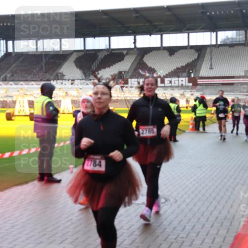 07.12.2025 - St. Pauli X-Mass-Run No. 15 Luisa Fischer http://msf.ph/oto/9388297 07.12.2025 11:51:31 Ziel 2784, 2785, 196, 206, 995, 996, 1599, 1602, 2374, 2547, 2548, 2585, 2589, 2670, 2672, 3116, 3616, 3618, 3639, 3913, 3958, 3959, 4340, 4609 meine-sportfotos.de