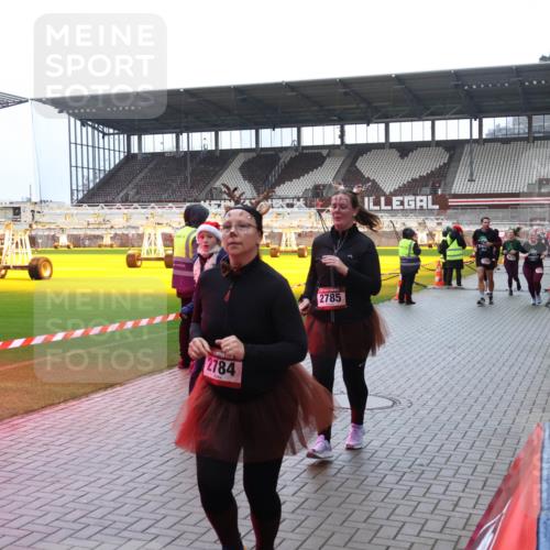 07.12.2025 - St. Pauli X-Mass-Run No. 15 Luisa Fischer http://msf.ph/oto/9388298 07.12.2025 11:51:32 Ziel 2784, 2785, 196, 206, 995, 996, 1599, 1602, 2374, 2547, 2548, 2585, 2589, 2670, 2672, 3116, 3449, 3451, 3616, 3618, 3639, 3913, 3958, 3959, 4340, 4609 meine-sportfotos.de