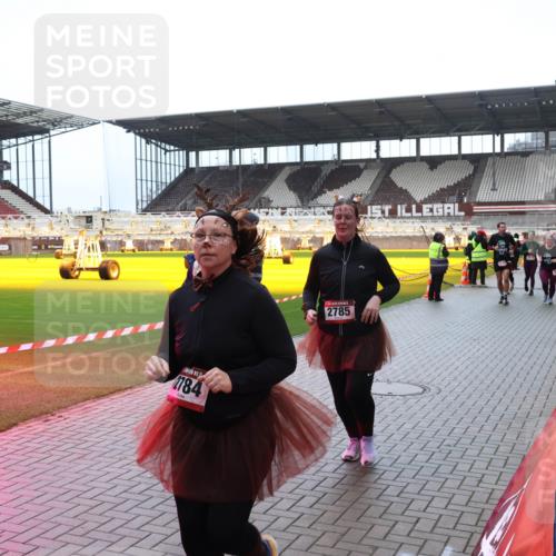 07.12.2025 - St. Pauli X-Mass-Run No. 15 Luisa Fischer http://msf.ph/oto/9388300 07.12.2025 11:51:32 Ziel 2784, 2785, 196, 206, 995, 996, 1599, 1602, 2374, 2547, 2548, 2585, 2589, 2670, 2672, 3116, 3449, 3451, 3616, 3618, 3639, 3913, 3958, 3959, 4340, 4609 meine-sportfotos.de