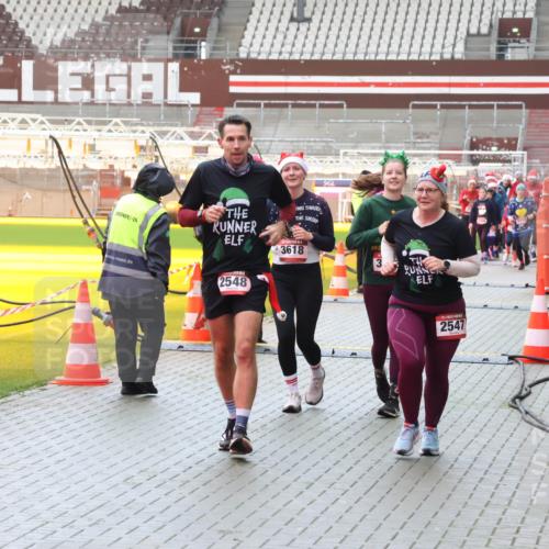 07.12.2025 - St. Pauli X-Mass-Run No. 15 Luisa Fischer http://msf.ph/oto/9388302 07.12.2025 11:51:34 Ziel 2548, 3618, 3, 2547, 1, 1, 196, 206, 995, 996, 1599, 1602, 2374, 2547, 2548, 2585, 2589, 2670, 2672, 3116, 3449, 3451, 3616, 3618, 3639, 3913, 3958, 3959, 4340, 4609 meine-sportfotos.de