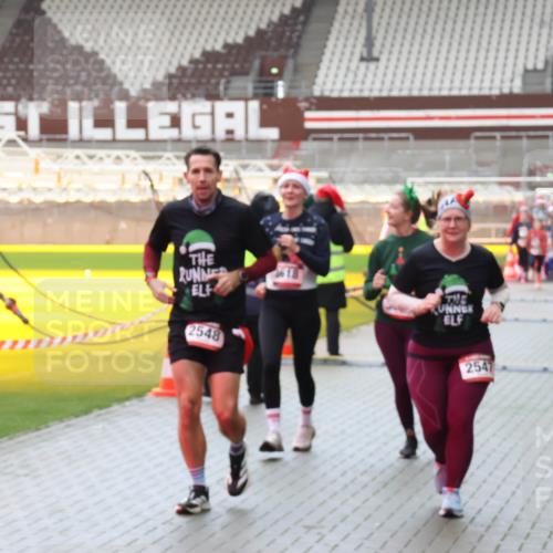 07.12.2025 - St. Pauli X-Mass-Run No. 15 Luisa Fischer http://msf.ph/oto/9388308 07.12.2025 11:51:35 Ziel 618, 2548, 2547, 196, 206, 995, 996, 1599, 1602, 2374, 2547, 2548, 2585, 2589, 2670, 2672, 3116, 3449, 3451, 3616, 3618, 3639, 3913, 3958, 3959, 4340, 4609 meine-sportfotos.de