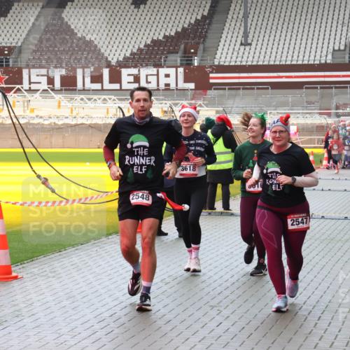 07.12.2025 - St. Pauli X-Mass-Run No. 15 Luisa Fischer http://msf.ph/oto/9388309 07.12.2025 11:51:35 Ziel 3618, 2548, 2547, 196, 206, 995, 996, 1599, 1602, 2374, 2547, 2548, 2585, 2589, 2670, 2672, 3116, 3449, 3451, 3616, 3618, 3639, 3913, 3958, 3959, 4340, 4609 meine-sportfotos.de