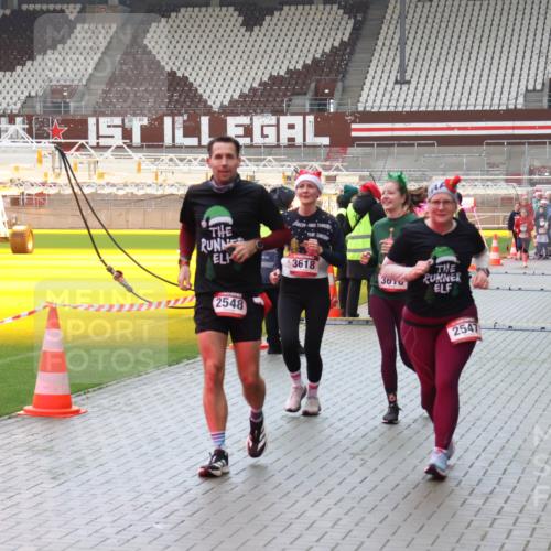 07.12.2025 - St. Pauli X-Mass-Run No. 15 Luisa Fischer http://msf.ph/oto/9388311 07.12.2025 11:51:36 Ziel 3618, 2548, 3616, 2547, 196, 206, 995, 996, 2374, 2547, 2548, 2585, 2589, 2670, 2672, 3116, 3449, 3451, 3616, 3618, 3639, 3958, 3959, 4340, 4609 meine-sportfotos.de