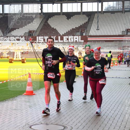 07.12.2025 - St. Pauli X-Mass-Run No. 15 Luisa Fischer http://msf.ph/oto/9388314 07.12.2025 11:51:36 Ziel 3618, 2548, 2547, 196, 206, 995, 996, 2374, 2547, 2548, 2585, 2589, 2670, 2672, 3116, 3449, 3451, 3616, 3618, 3639, 3958, 3959, 4340, 4609 meine-sportfotos.de