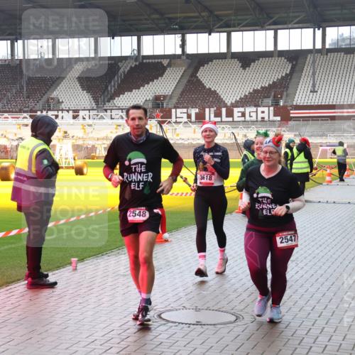 07.12.2025 - St. Pauli X-Mass-Run No. 15 Luisa Fischer http://msf.ph/oto/9388318 07.12.2025 11:51:37 Ziel 2548, 3618, 2547, 196, 206, 995, 996, 2374, 2547, 2548, 2585, 2589, 2670, 2672, 3116, 3449, 3451, 3616, 3618, 3639, 3958, 3959, 4340, 4609 meine-sportfotos.de