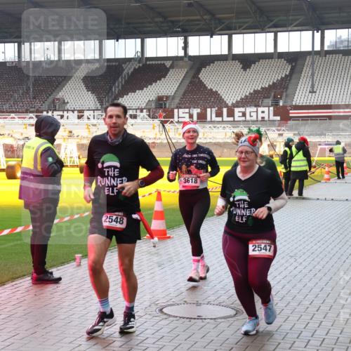 07.12.2025 - St. Pauli X-Mass-Run No. 15 Luisa Fischer http://msf.ph/oto/9388319 07.12.2025 11:51:38 Ziel 3618, 2548, 2547, 196, 206, 995, 996, 2374, 2547, 2548, 2585, 2589, 2670, 2672, 3116, 3449, 3451, 3616, 3618, 3639, 3959, 4340, 4609 meine-sportfotos.de
