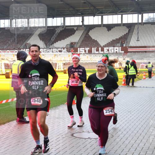07.12.2025 - St. Pauli X-Mass-Run No. 15 Luisa Fischer http://msf.ph/oto/9388321 07.12.2025 11:51:38 Ziel 2548, 3618, 2547, 196, 206, 995, 996, 2374, 2547, 2548, 2585, 2589, 2670, 2672, 3116, 3449, 3451, 3616, 3618, 3639, 3959, 4340, 4609 meine-sportfotos.de
