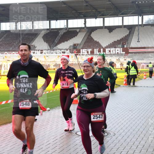 07.12.2025 - St. Pauli X-Mass-Run No. 15 Luisa Fischer http://msf.ph/oto/9388322 07.12.2025 11:51:38 Ziel 1, 3618, 2548, 2547, 196, 206, 995, 996, 2374, 2547, 2548, 2585, 2589, 2670, 2672, 3116, 3449, 3451, 3616, 3618, 3639, 3959, 4340, 4609 meine-sportfotos.de