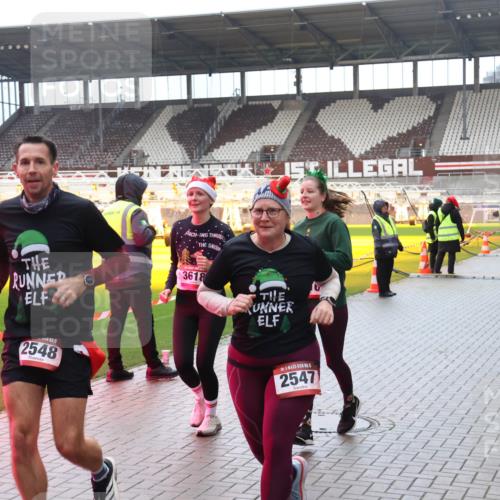 07.12.2025 - St. Pauli X-Mass-Run No. 15 Luisa Fischer http://msf.ph/oto/9388323 07.12.2025 11:51:39 Ziel 2548, 3618, 2547, 995, 996, 2374, 2547, 2548, 2585, 2589, 2670, 2672, 3116, 3449, 3451, 3616, 3618, 3639, 3959, 4340, 4609 meine-sportfotos.de