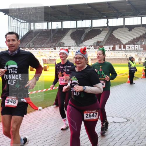 07.12.2025 - St. Pauli X-Mass-Run No. 15 Luisa Fischer http://msf.ph/oto/9388325 07.12.2025 11:51:39 Ziel 3618, 15, 2548, 6, 15, 2547, 995, 996, 2374, 2547, 2548, 2585, 2589, 2670, 2672, 3116, 3449, 3451, 3616, 3618, 3639, 3959, 4340, 4609 meine-sportfotos.de