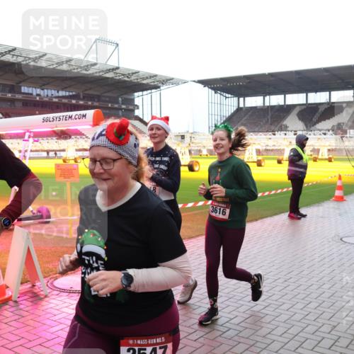 07.12.2025 - St. Pauli X-Mass-Run No. 15 Luisa Fischer http://msf.ph/oto/9388330 07.12.2025 11:51:40 Ziel 548, 15, 2647, 3616, 1, 995, 996, 2374, 2547, 2548, 2585, 2589, 2670, 2672, 3116, 3449, 3451, 3616, 3618, 3639, 3959, 4340, 4609 meine-sportfotos.de