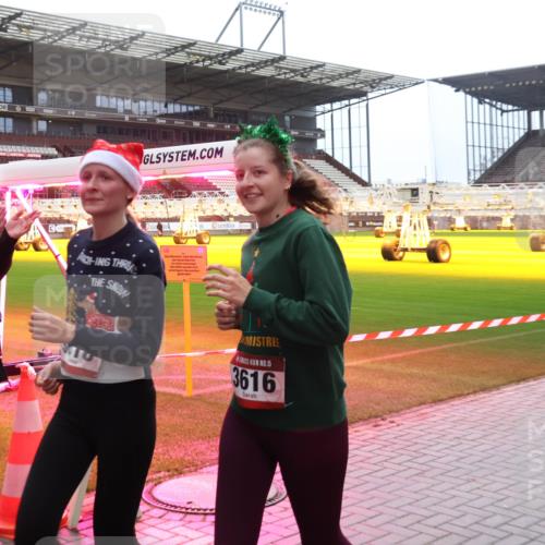 07.12.2025 - St. Pauli X-Mass-Run No. 15 Luisa Fischer http://msf.ph/oto/9388333 07.12.2025 11:51:41 Ziel 634, 15, 3616, 648, 650, 995, 996, 2025, 2027, 2374, 2547, 2548, 2585, 2589, 2670, 2672, 3116, 3449, 3451, 3616, 3618, 3639, 3959, 4340, 4609 meine-sportfotos.de