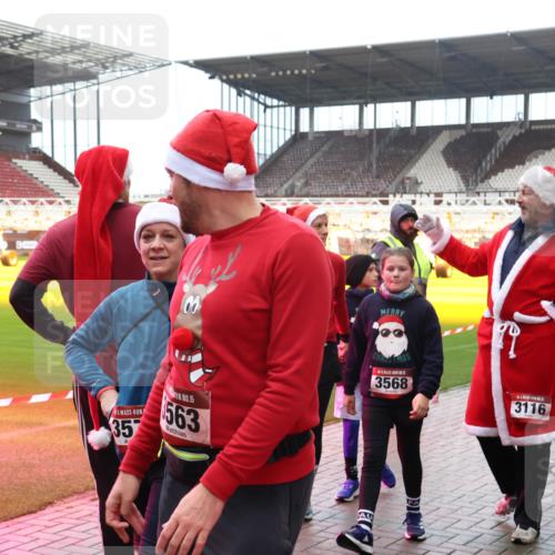 07.12.2025 - St. Pauli X-Mass-Run No. 15 Luisa Fischer http://msf.ph/oto/9388336 07.12.2025 11:52:13 Ziel 35, 15, 563, 3568, 3116, 20, 648, 648, 650, 1916, 2025, 2027, 2374, 2585, 2589, 3116, 3445, 3449, 3451, 3583, 3648, 3650, 3659, 3790, 3794, 3795, 3853, 3865, 3875, 3959, 4340, 4602, 4609, 4610 meine-sportfotos.de