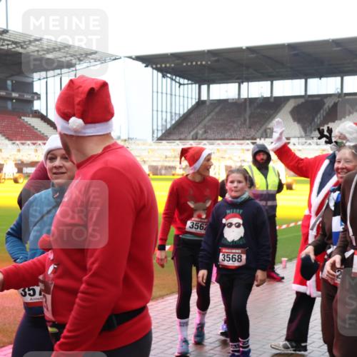 07.12.2025 - St. Pauli X-Mass-Run No. 15 Luisa Fischer http://msf.ph/oto/9388337 07.12.2025 11:52:13 Ziel 357, 3562, 3568, 648, 627, 648, 650, 1916, 2025, 2027, 2374, 2585, 2589, 3116, 3445, 3449, 3451, 3583, 3648, 3650, 3659, 3790, 3794, 3795, 3853, 3865, 3875, 3959, 4340, 4602, 4609, 4610 meine-sportfotos.de