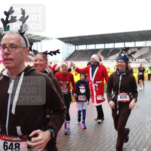 07.12.2025 - St. Pauli X-Mass-Run No. 15 Luisa Fischer http://msf.ph/oto/9388342 07.12.2025 11:52:14 Ziel 648, 562, 3566, 3116, 650, 648, 650, 1916, 2025, 2027, 2374, 2585, 2589, 3116, 3445, 3449, 3451, 3583, 3648, 3650, 3659, 3790, 3794, 3795, 3853, 3865, 3875, 3959, 4340, 4602, 4610 meine-sportfotos.de
