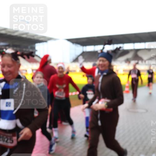 07.12.2025 - St. Pauli X-Mass-Run No. 15 Luisa Fischer http://msf.ph/oto/9388344 07.12.2025 11:52:15 Ziel 2025, 648, 650, 1916, 2025, 2027, 2374, 2589, 3116, 3445, 3449, 3451, 3583, 3648, 3650, 3659, 3790, 3794, 3795, 3853, 3865, 3875, 3959, 4340, 4602, 4610 meine-sportfotos.de