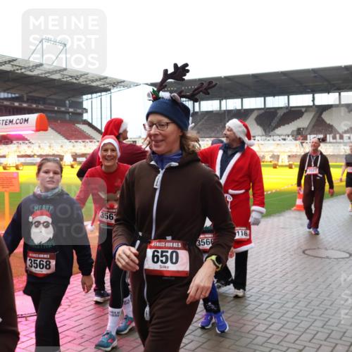 07.12.2025 - St. Pauli X-Mass-Run No. 15 Luisa Fischer http://msf.ph/oto/9388345 07.12.2025 11:52:15 Ziel 3568, 3562, 15, 650, 116, 3560, 2027, 648, 650, 1916, 2025, 2027, 2374, 2589, 3116, 3445, 3449, 3451, 3583, 3648, 3650, 3659, 3790, 3794, 3795, 3853, 3865, 3875, 3959, 4340, 4602, 4610 meine-sportfotos.de