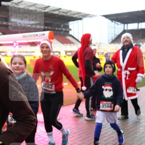 07.12.2025 - St. Pauli X-Mass-Run No. 15 Luisa Fischer http://msf.ph/oto/9388348 07.12.2025 11:52:16 Ziel 15, 3562, 3566, 648, 650, 1916, 2025, 2027, 2121, 2374, 2589, 3116, 3445, 3449, 3451, 3583, 3648, 3650, 3659, 3790, 3794, 3795, 3853, 3865, 3875, 3959, 4340, 4602, 4610 meine-sportfotos.de