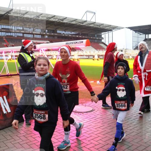 07.12.2025 - St. Pauli X-Mass-Run No. 15 Luisa Fischer http://msf.ph/oto/9388349 07.12.2025 11:52:16 Ziel 15, 3568, 15, 62, 15, 3566, 3116, 648, 650, 1916, 2025, 2027, 2121, 2374, 2589, 3116, 3445, 3449, 3451, 3583, 3648, 3650, 3659, 3790, 3794, 3795, 3853, 3865, 3875, 3959, 4340, 4602, 4610 meine-sportfotos.de
