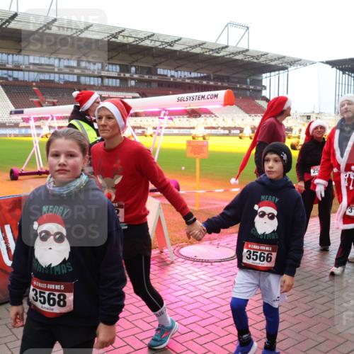 07.12.2025 - St. Pauli X-Mass-Run No. 15 Luisa Fischer http://msf.ph/oto/9388351 07.12.2025 11:52:16 Ziel 15, 3568, 5, 3566, 25, 3116, 648, 650, 1916, 2025, 2027, 2121, 2374, 2589, 3116, 3445, 3449, 3451, 3583, 3648, 3650, 3659, 3790, 3794, 3795, 3853, 3865, 3875, 3959, 4340, 4602, 4610 meine-sportfotos.de
