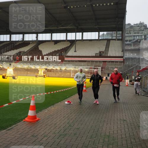 07.12.2025 - St. Pauli X-Mass-Run No. 15 Fabian Wolf http://msf.ph/oto/9388355 07.12.2025 10:19:29 Ziel 2750, 3011, 3013, 3695, 4038, 4115, 4466 meine-sportfotos.de