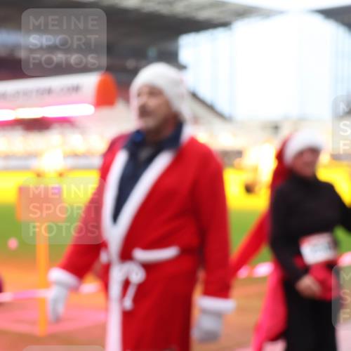 07.12.2025 - St. Pauli X-Mass-Run No. 15 Luisa Fischer http://msf.ph/oto/9388357 07.12.2025 11:52:18 Ziel 648, 650, 1916, 2025, 2027, 2121, 2374, 3445, 3449, 3451, 3583, 3648, 3650, 3659, 3790, 3794, 3795, 3853, 3865, 3875, 3959, 4340, 4602, 4610 meine-sportfotos.de