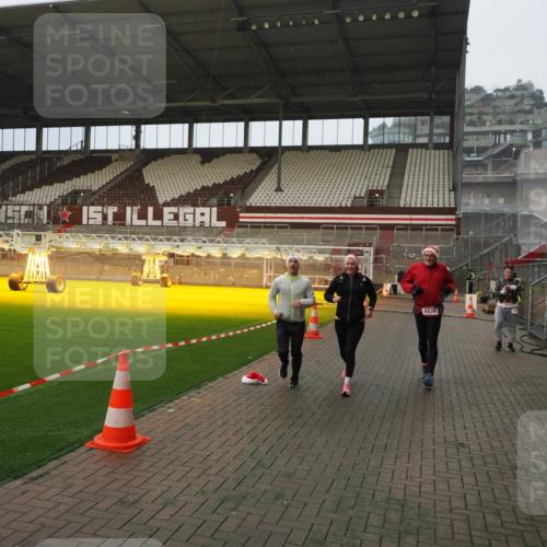 07.12.2025 - St. Pauli X-Mass-Run No. 15 Fabian Wolf http://msf.ph/oto/9388358 07.12.2025 10:19:29 Ziel 2750, 3011, 3013, 3695, 4038, 4115, 4466 meine-sportfotos.de