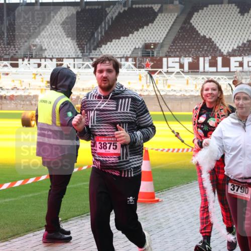 07.12.2025 - St. Pauli X-Mass-Run No. 15 Luisa Fischer http://msf.ph/oto/9388375 07.12.2025 11:52:23 Ziel 15, 3875, 3790, 3653, 648, 650, 1916, 2025, 2027, 2121, 3445, 3583, 3648, 3650, 3659, 3790, 3794, 3795, 3853, 3865, 3875, 4602, 4610 meine-sportfotos.de