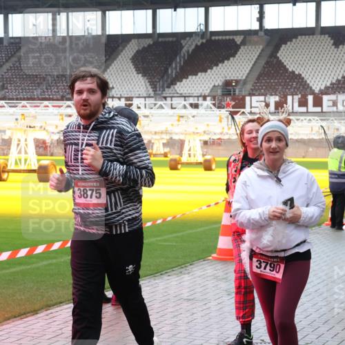 07.12.2025 - St. Pauli X-Mass-Run No. 15 Luisa Fischer http://msf.ph/oto/9388378 07.12.2025 11:52:24 Ziel 15, 3875, 3790, 3853, 627, 648, 650, 1916, 2025, 2027, 2121, 3445, 3583, 3648, 3650, 3659, 3790, 3794, 3795, 3853, 3865, 3875, 4602, 4610 meine-sportfotos.de
