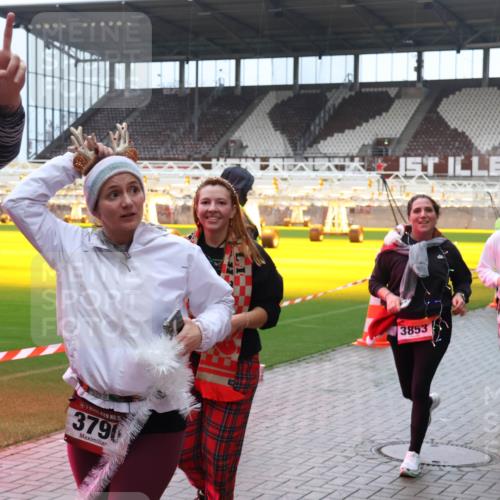 07.12.2025 - St. Pauli X-Mass-Run No. 15 Luisa Fischer http://msf.ph/oto/9388383 07.12.2025 11:52:25 Ziel 3790, 3853, 627, 644, 648, 650, 1916, 2025, 2027, 2121, 3276, 3280, 3445, 3583, 3648, 3650, 3659, 3790, 3794, 3795, 3853, 3865, 3875, 4602, 4610 meine-sportfotos.de
